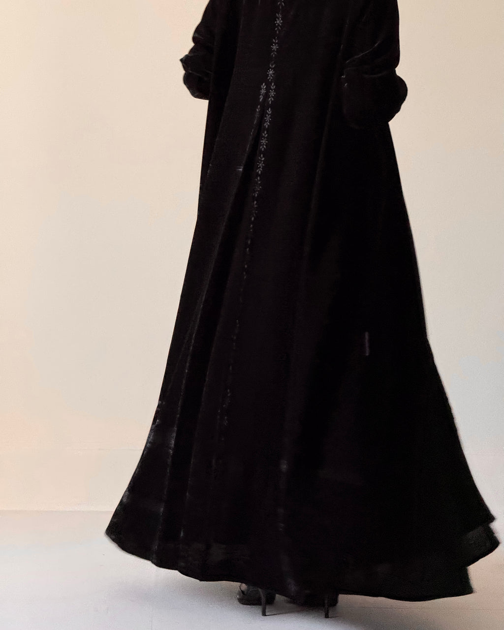 Crushed velvet fabric with embroidery in sleeves