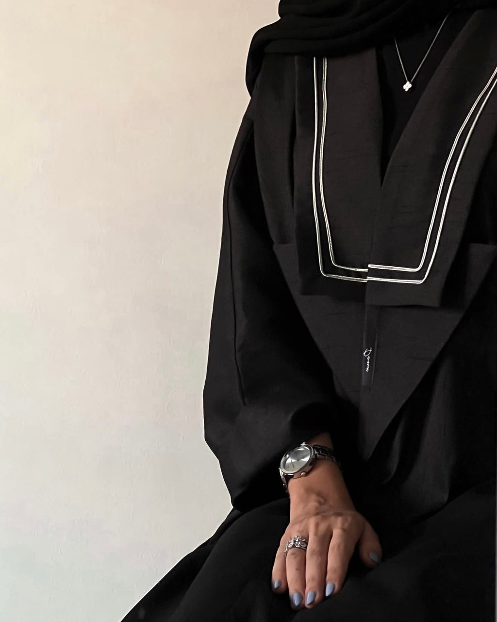 The double collar abaya in silk