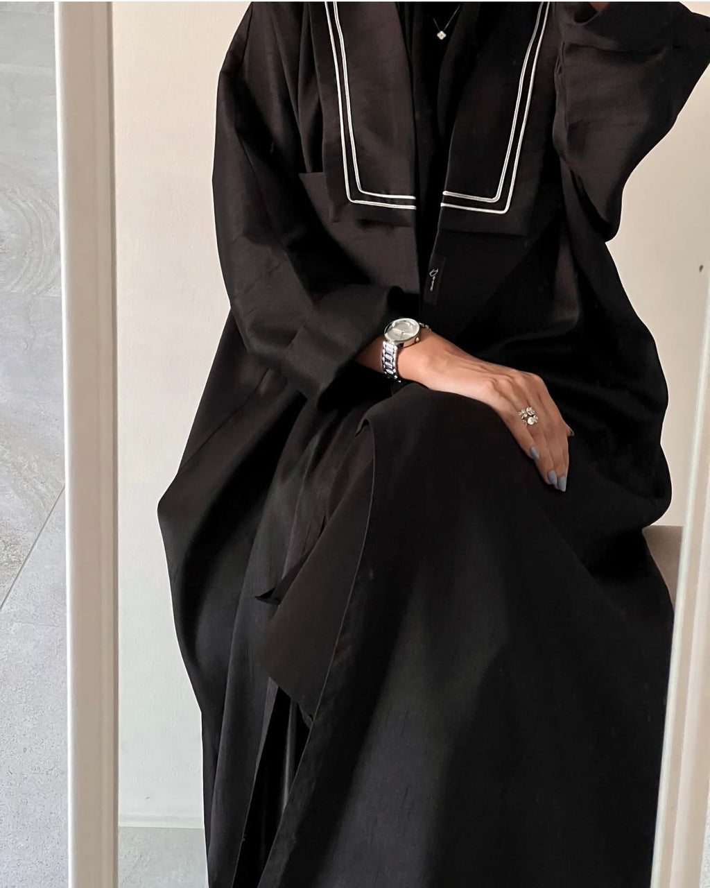 The double collar abaya in silk