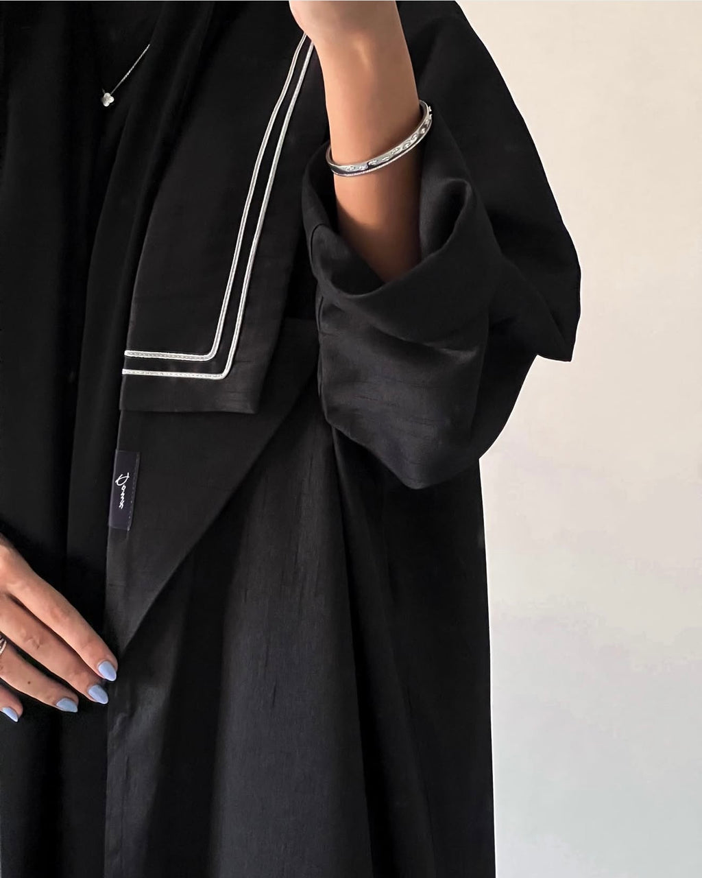The double collar abaya in silk