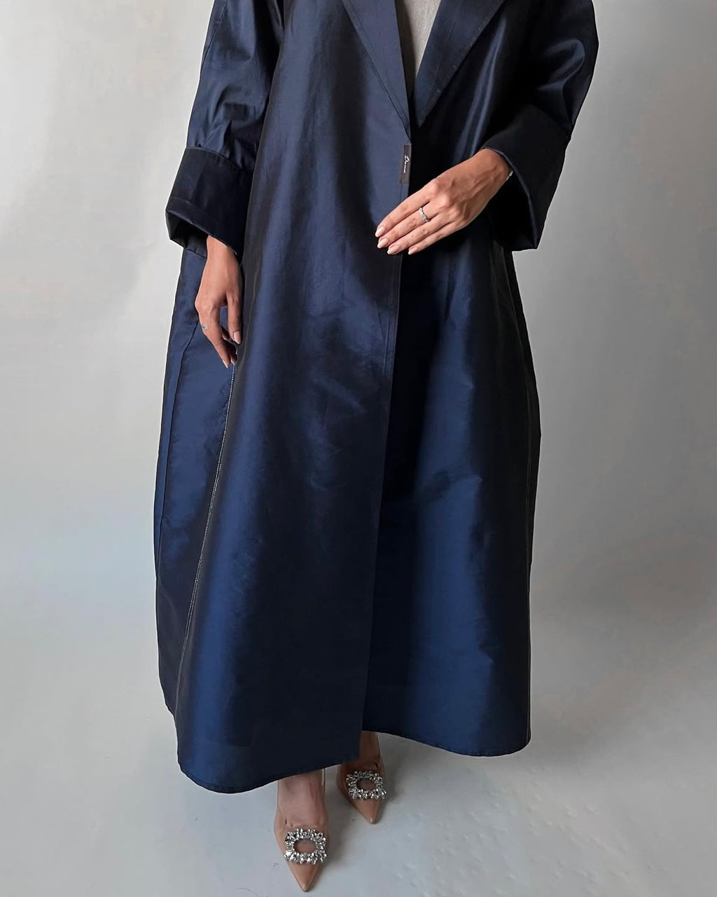Collar silk abaya with silver line