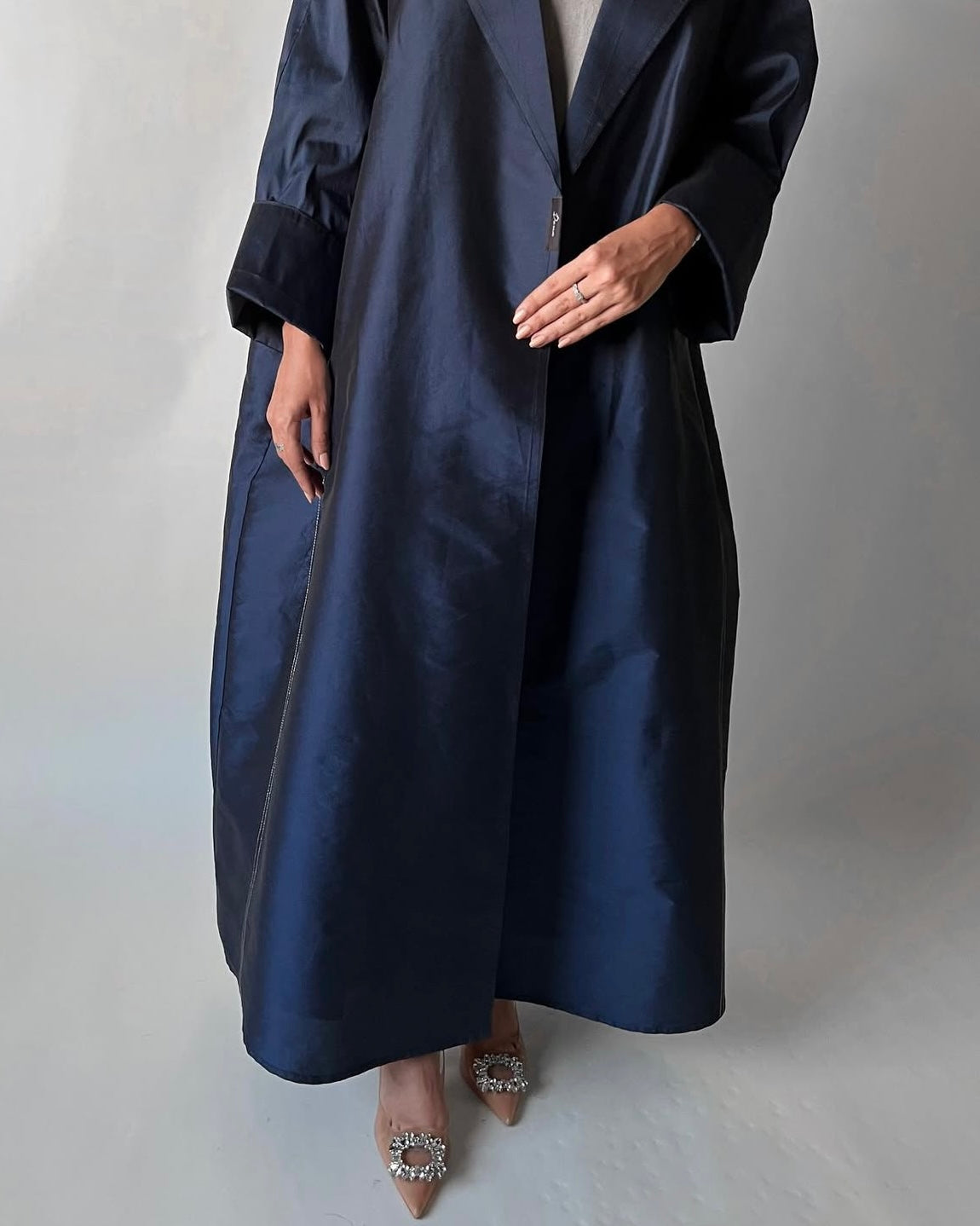Collar silk abaya with silver line