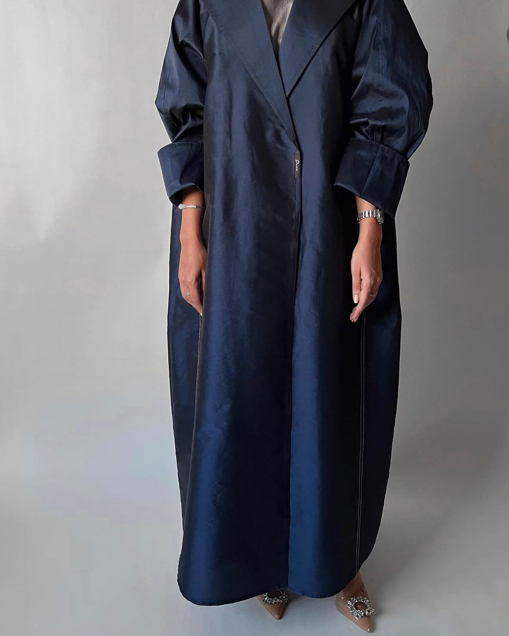 Collar silk abaya with silver line