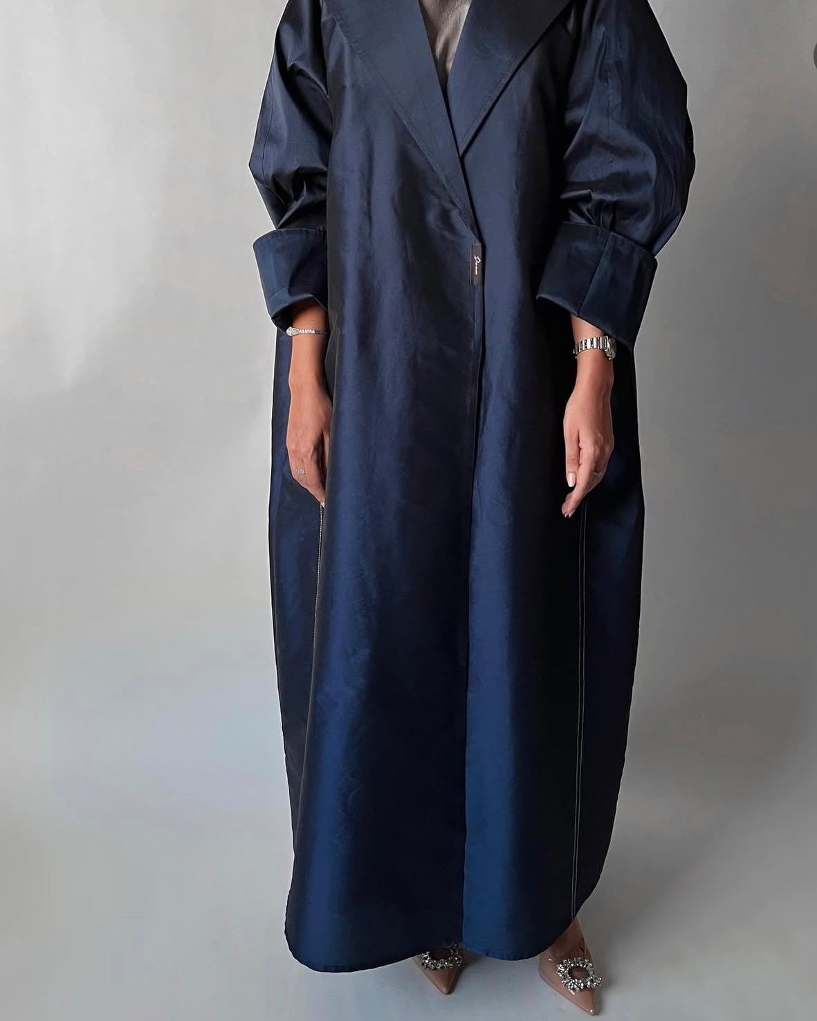 Collar silk abaya with silver line
