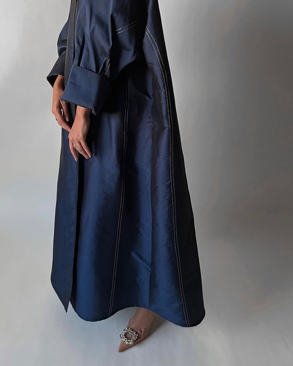 Collar silk abaya with silver line